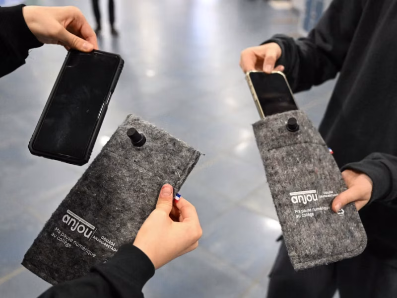 L’interdiction des téléphones portables à l’intérieur des établissements scolaires est-elle une mesure du gouvernement français raisonnable?